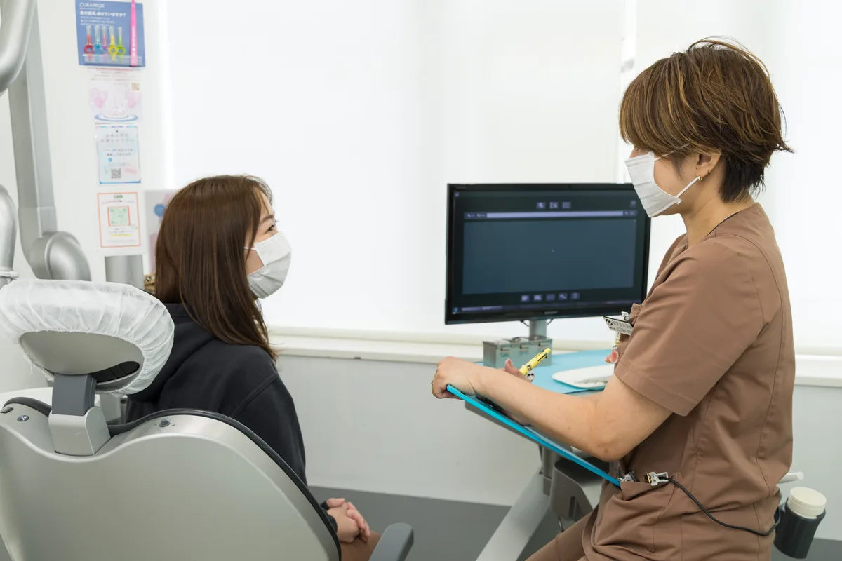 お子さまの歯並びを確認している診療風景のイメージ