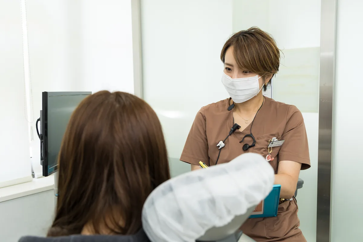 生え変わり期のお子さまのお口を診察するイメージ