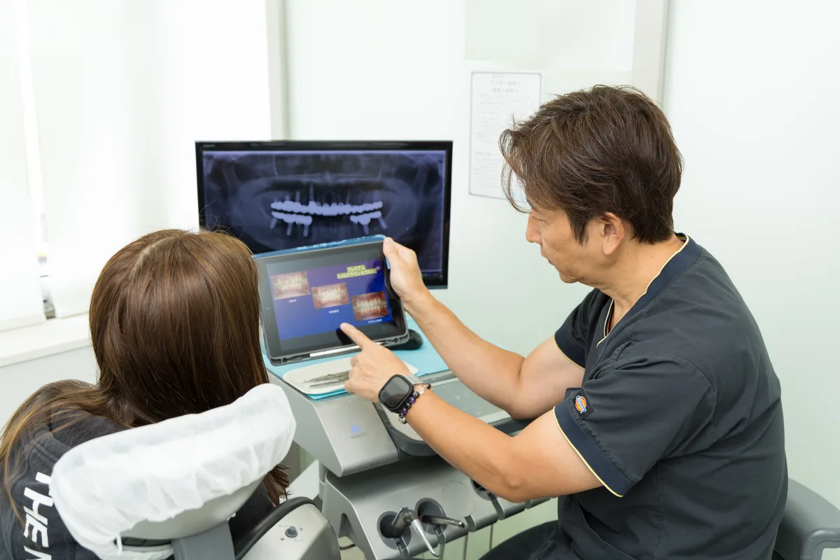 矯正装置の使い方をご案内する様子