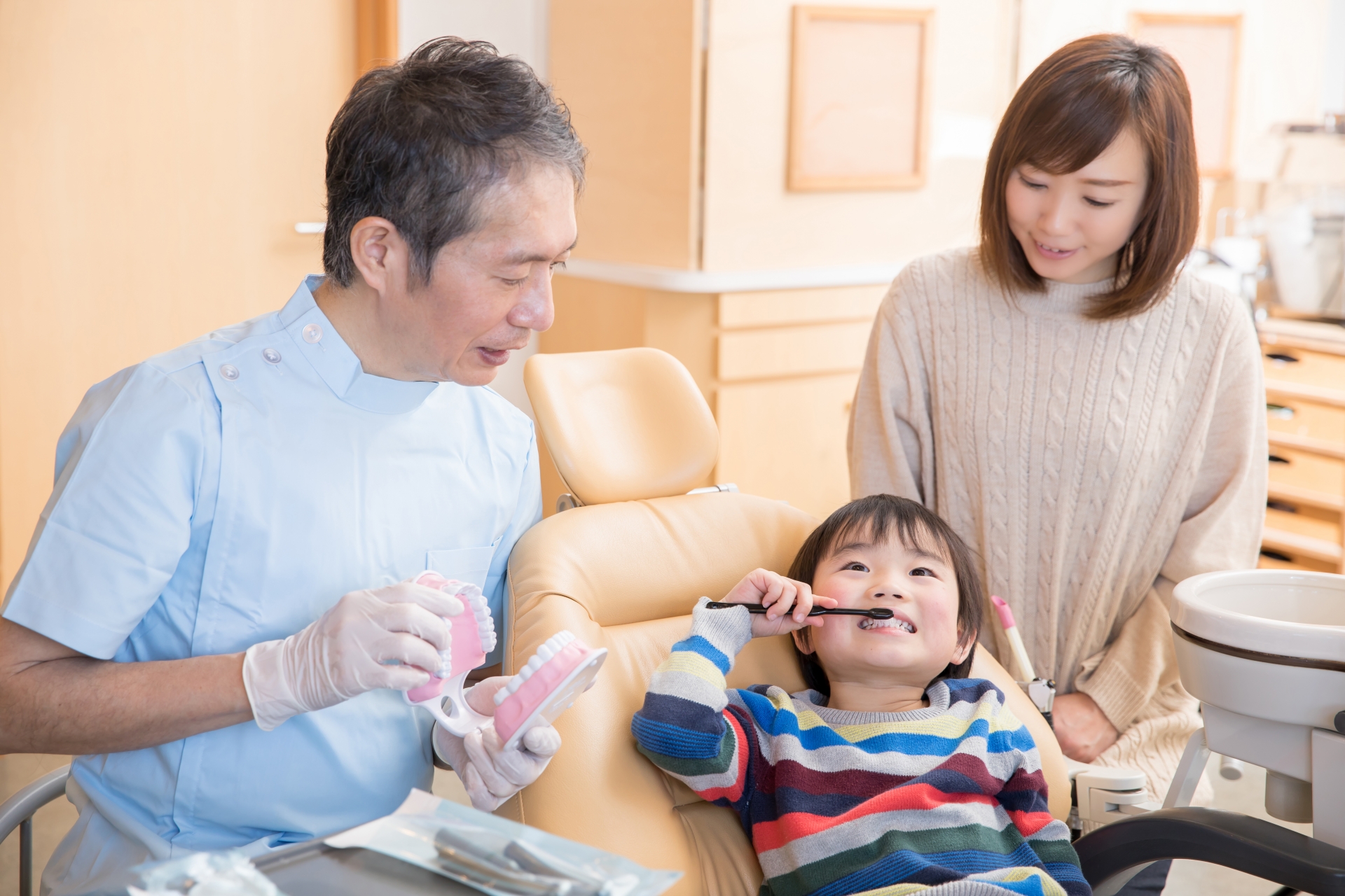診療台に慣れるトレーニングの様子