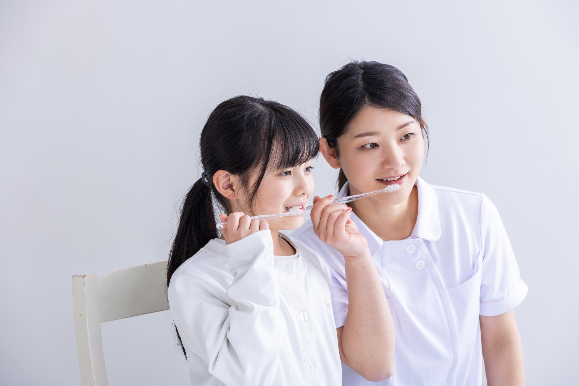 乳歯の状態を確認する診療の様子