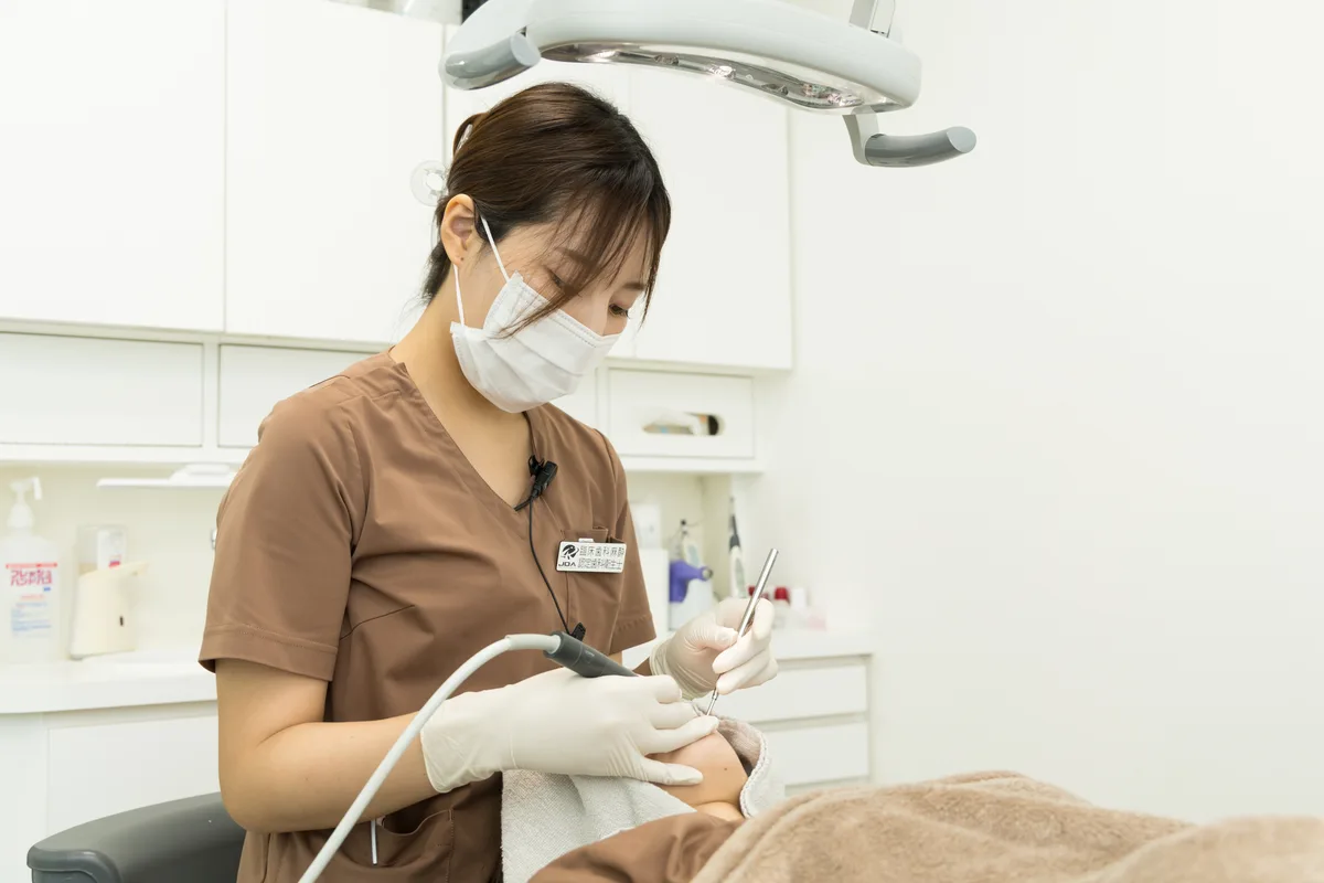 フッ素塗布を行う様子