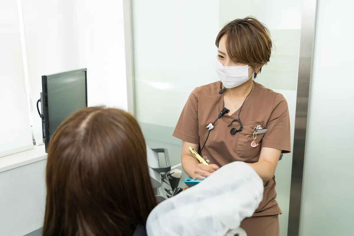 歯科衛生士による歯磨き・お手入れ指導の様子