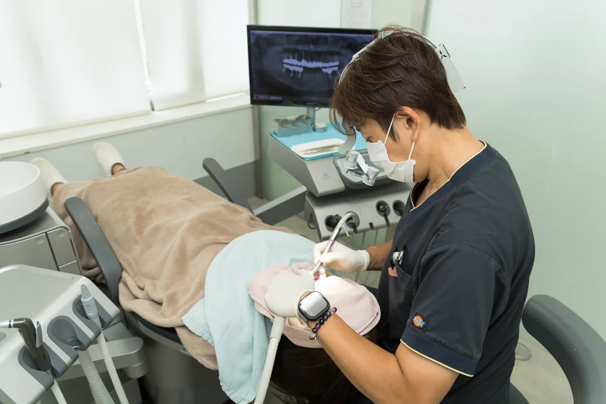 お口の中を検査する様子