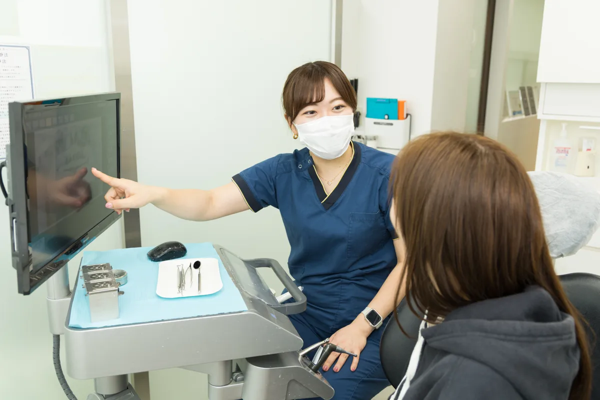 モニターを使って磨き方をご説明する様子