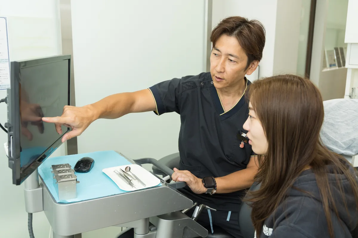 院長が患者さまに説明するシーン