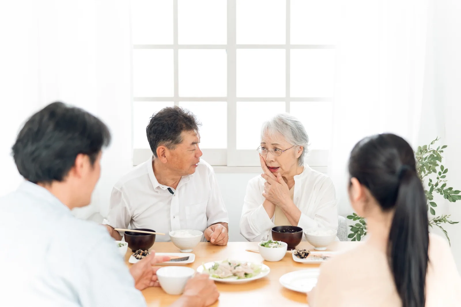 家族で食事を楽しむイメージ