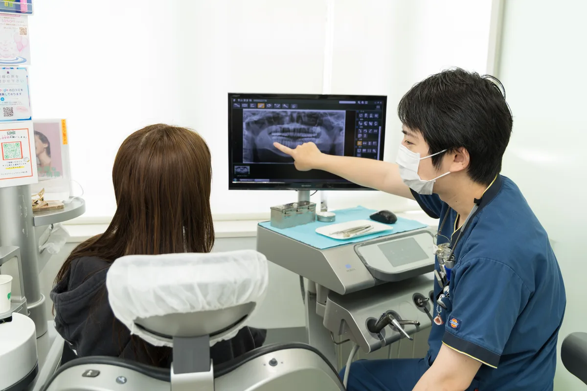 歯科用CTやレントゲン画像を説明する様子
