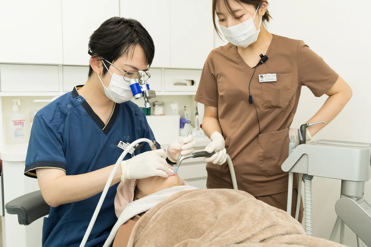 歯科医師と歯科衛生士による治療の様子
