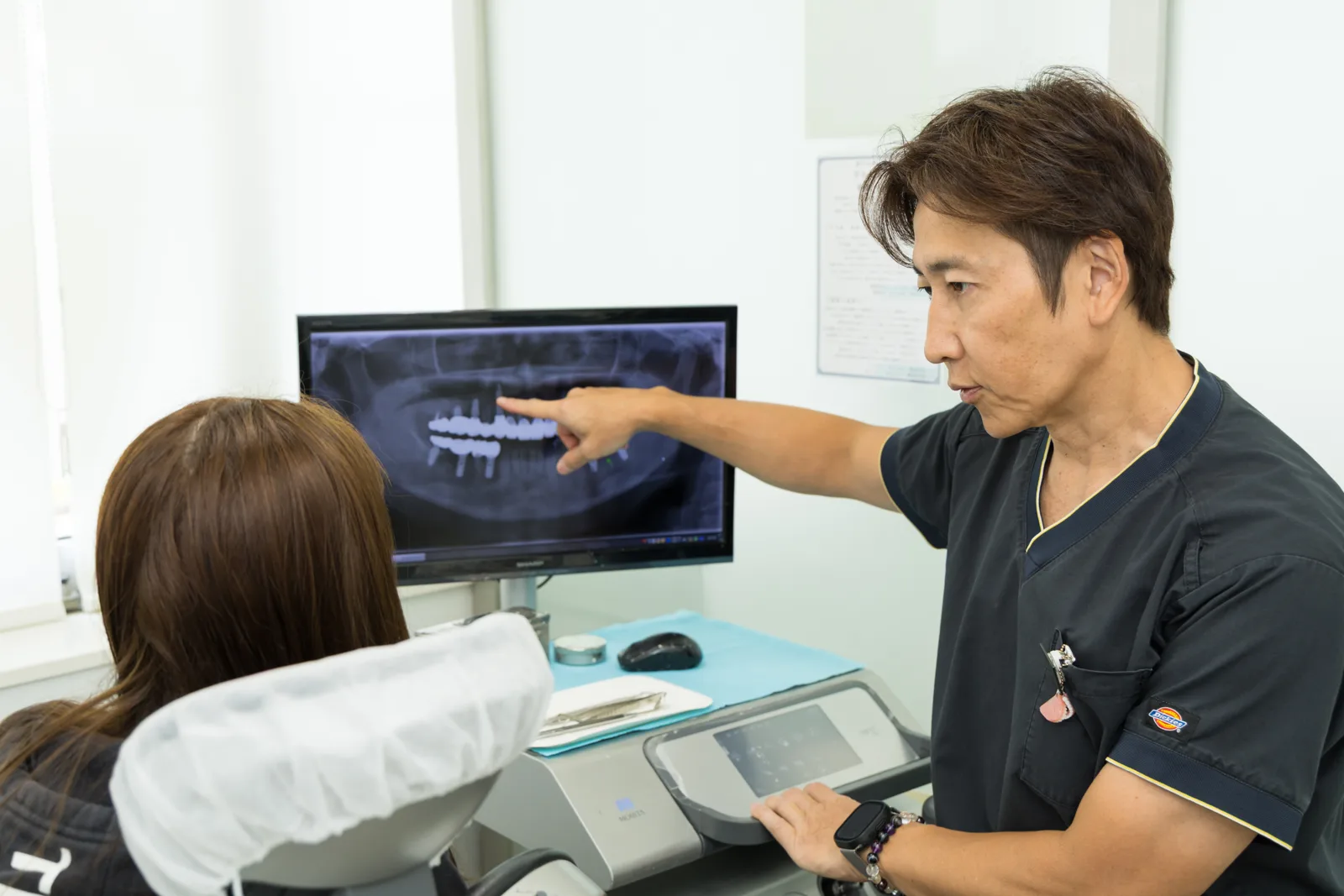 モニターを使った診察・説明の様子