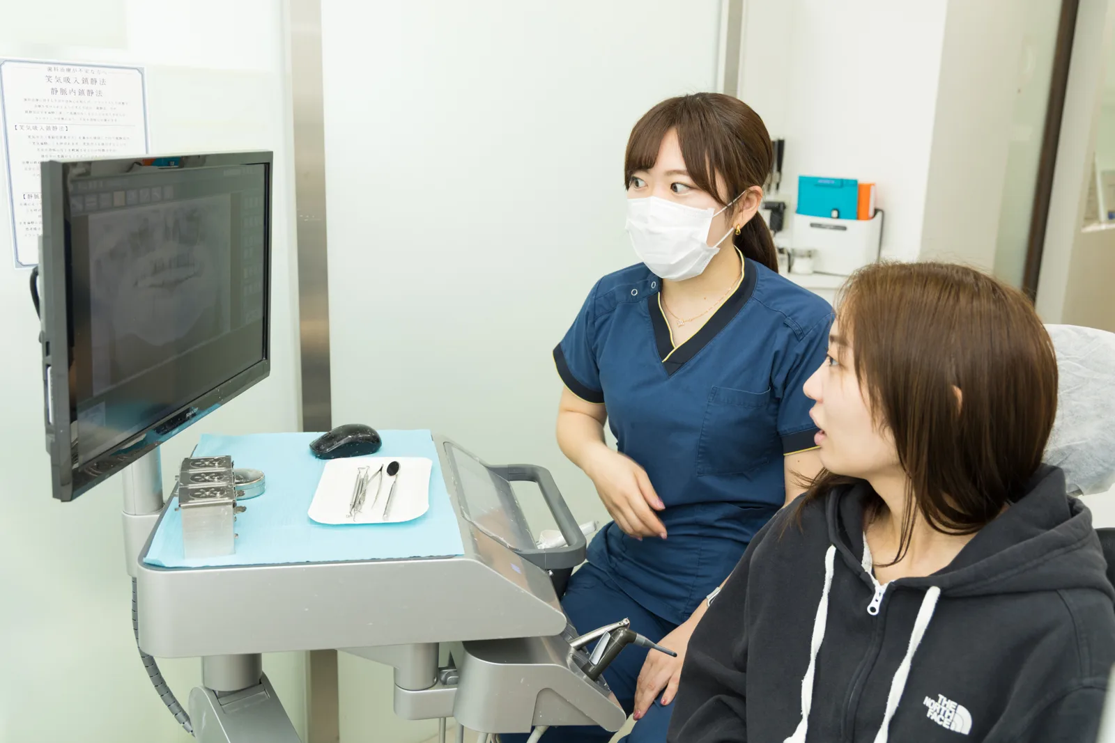 治療内容を説明する様子