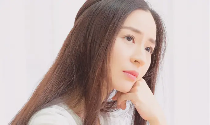 口元を気にする女性のイメージ