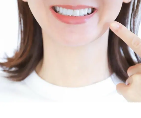 白い歯の女性の口元