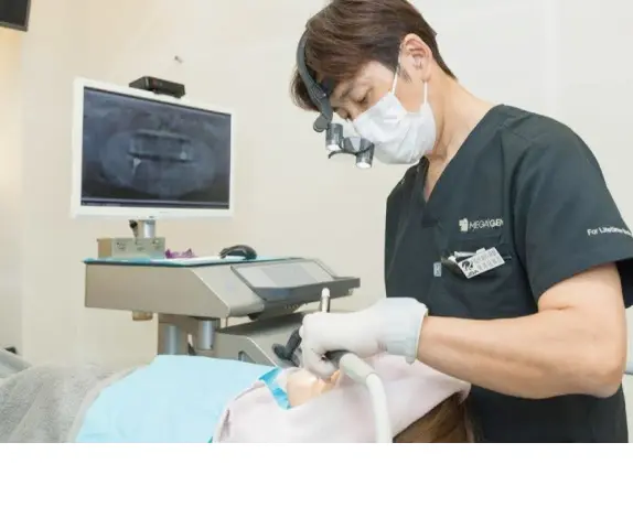 診療にあたる歯科医師
