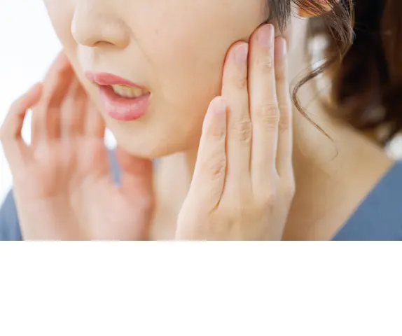 顎の不調に悩む女性のイメージ